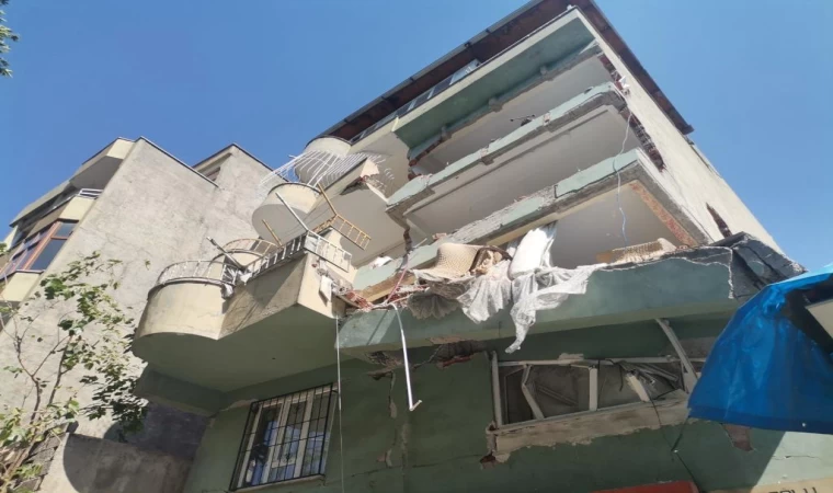 Depremde yan yatan apartman korkutuyor