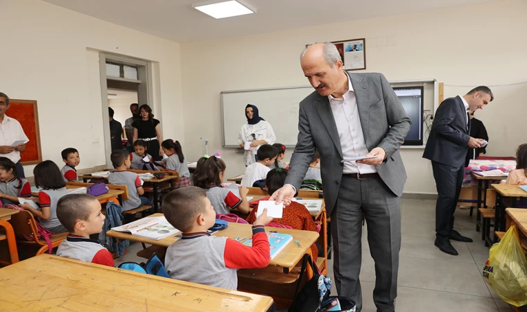 Başkan Okay’dan İhtiyaç Sahibi Öğrencilere Kırtasiye Yardımı