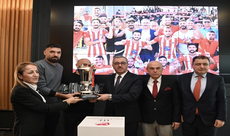 İstiklal Spor’un Şampiyonluk Kupası Başkan Güngör’ün Ellerinde Yükseldi