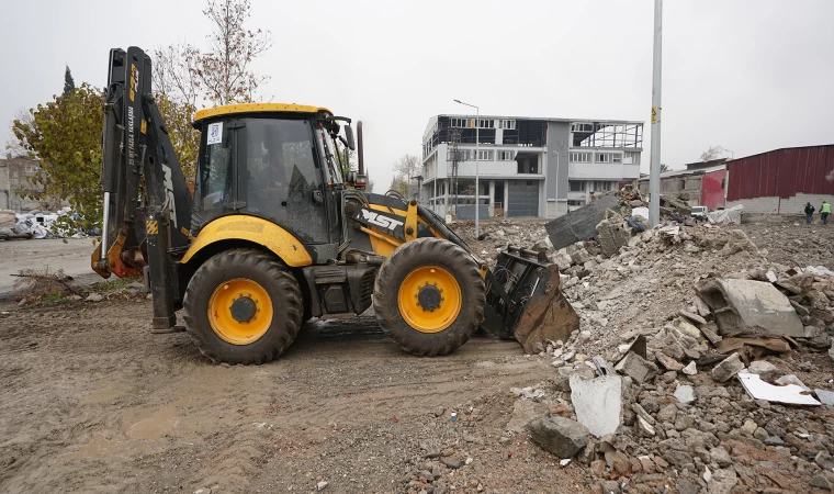 Odun Ambarları ve Küçük Sanayi Sitesi Hafriyat Atıklarından Temizleniyor