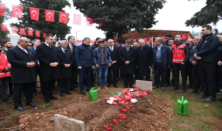 Bakan Yerlikaya’dan Şehit Ailelerine Taziye Ziyareti