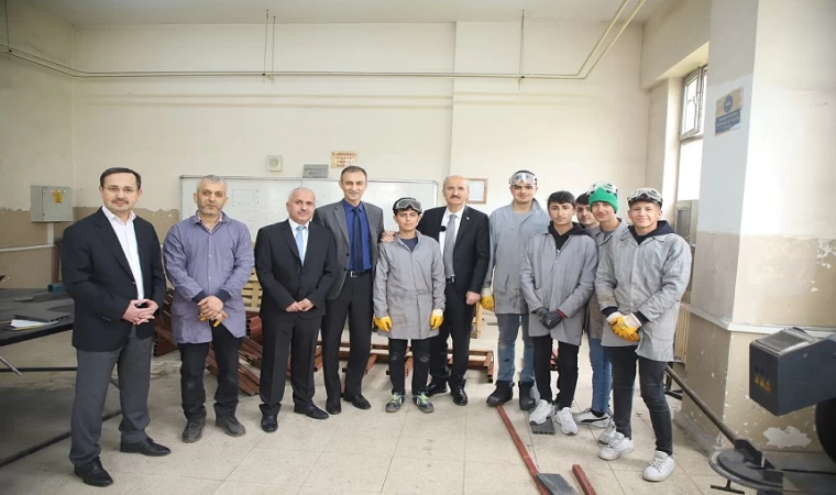 Dulkadiroğlu’nun Banklarını Meslek Liseliler İmal Ediyor