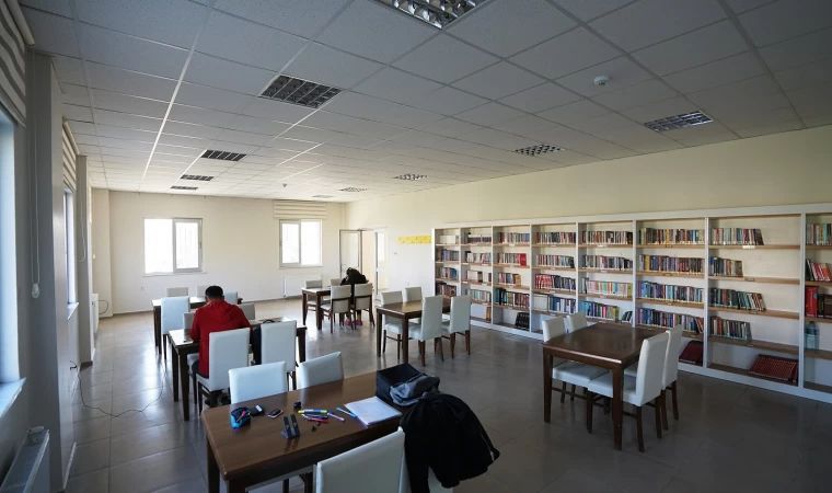 Türkoğlu Erdem Bayazıt Halk Kütüphanesi Öğrencileri Ağırlamaya Devam Ediyor