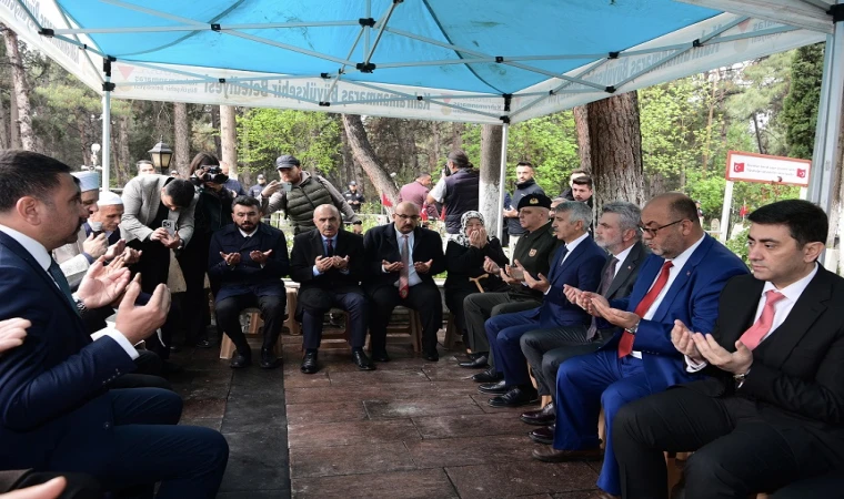 Şehitler ve Deprem Şehitleri Kabirleri Başında Dualarla Anıldı