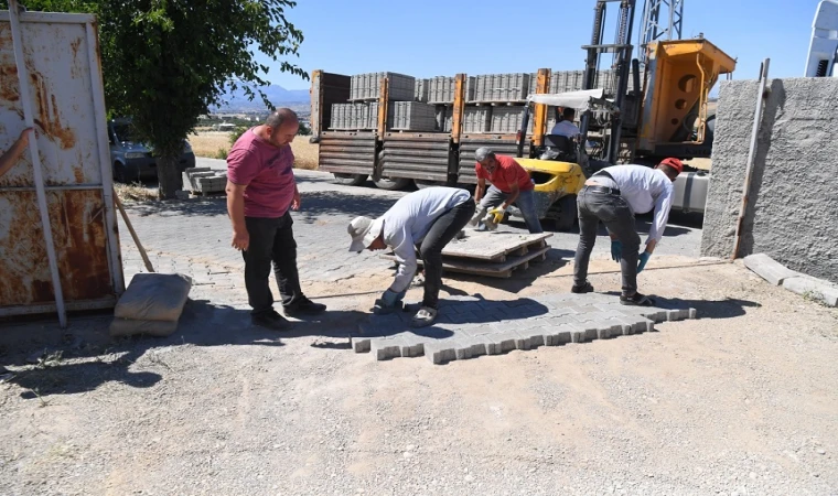 Onikişubat Belediyesi’nin kırsaldaki kilit parke çalışmalarıyla yol standardı yükseliyor  