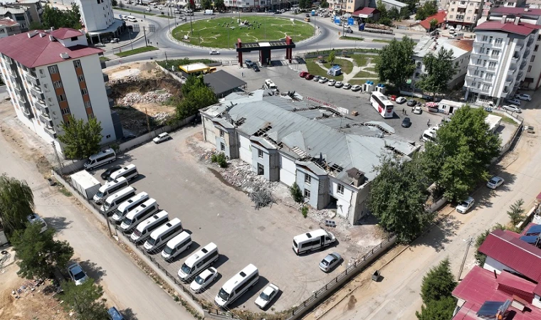 Büyükşehir, Göksun ve Elbistan Otogarlarında Depremin İzlerini Siliyor