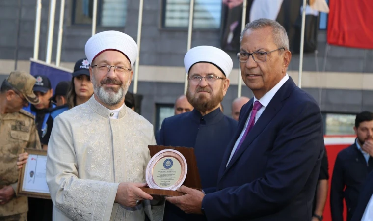 Hanefi Öksüz'e Teşekkür Plaketi