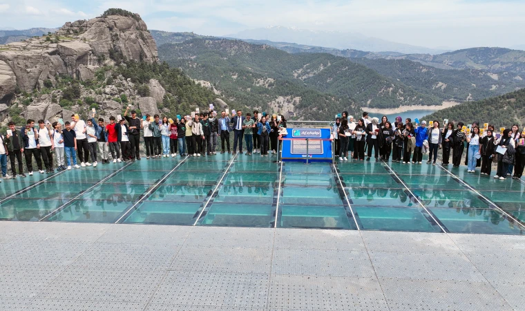 Gençler Ali Kayası’nda Sessiz Bir Edebiyat Yolculuğuna Çıktı