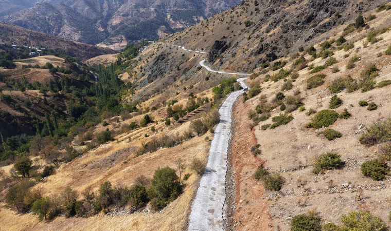 Büyükşehir’den Ekinözü Demirlik’te Yol Yenileme Çalışması