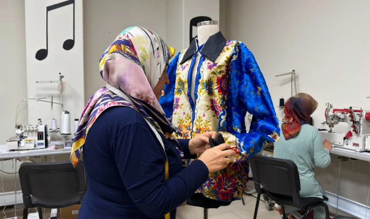 KAMEK’in Giyim Atölyesinde Kadın Eliyle Üretim ve Dönüşüm