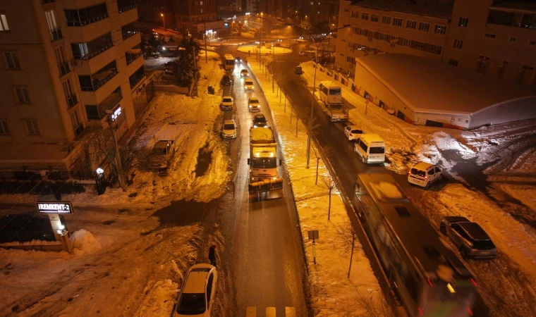 Büyükşehir, Arterlerde Buzlanmanın Önüne Geçmek İçin Çalışmalarını Durmaksızın Sürdürüyor