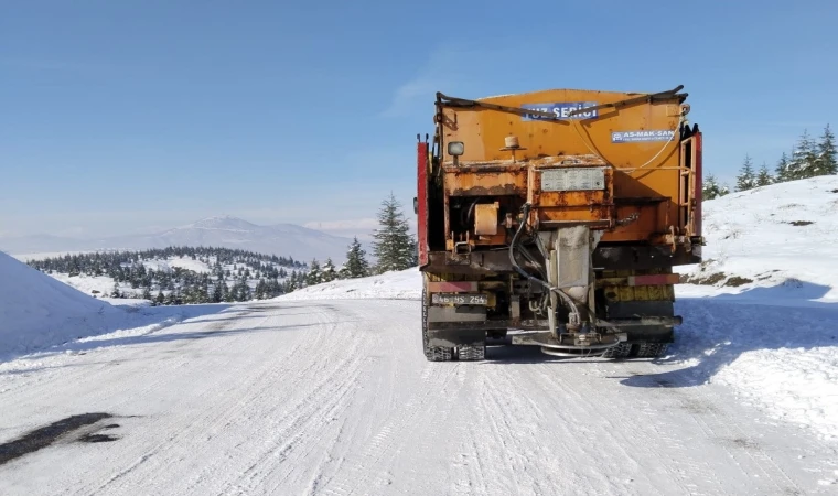 Büyükşehir, Kırsalda da Karla Mücadelesini Kesintisiz Sürdürüyor