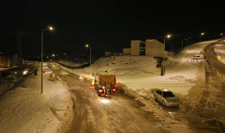 Büyükşehir’den Önsen ve Kurtlar’da Kar ve Buzlanmaya Karşı Etkin Mücadele