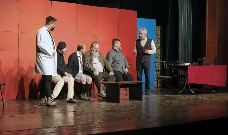 “Deliriyorum Haberin Olsun” Gösterisi Tiyatroseverleri Kahkahaya Boğdu