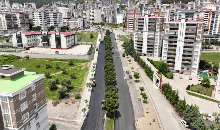 Büyükşehir, Ahır Dağı Caddesi’nde Asfalt Mesaisini Sürdürüyor