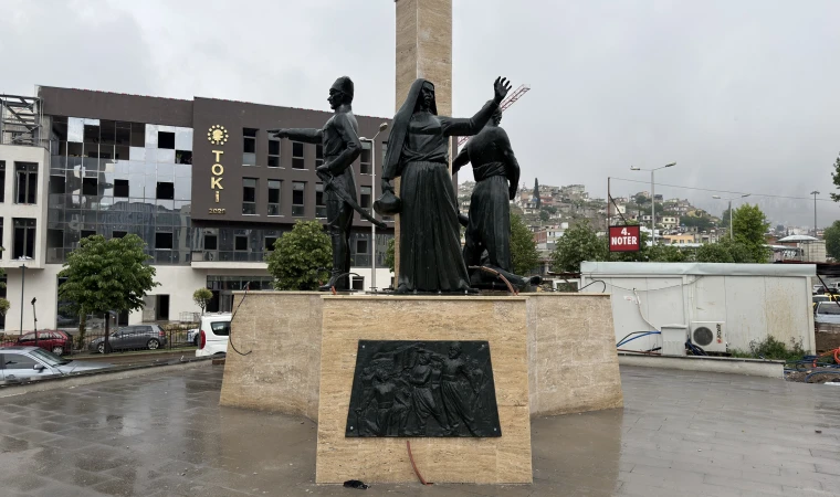 Kıbrıs Meydanı’ndaki Anıt Yeniden Ait Olduğu Yerde