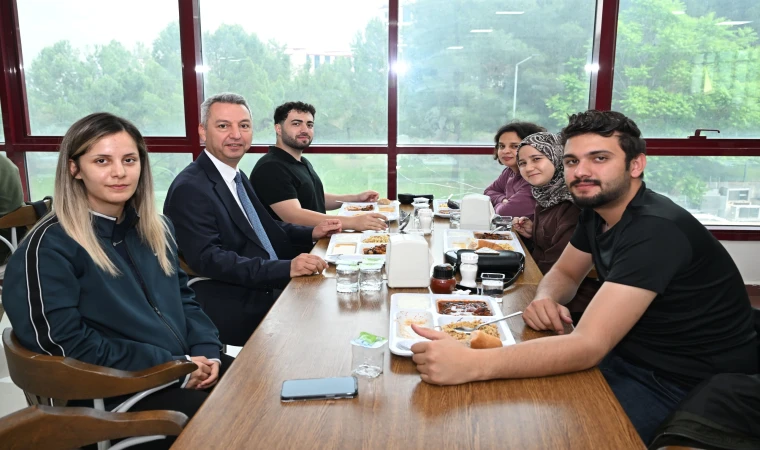 KSÜ Rektörü Prof. Dr. İbrahim Taner Okumuş Öğrencilerle Yemekte Buluştu