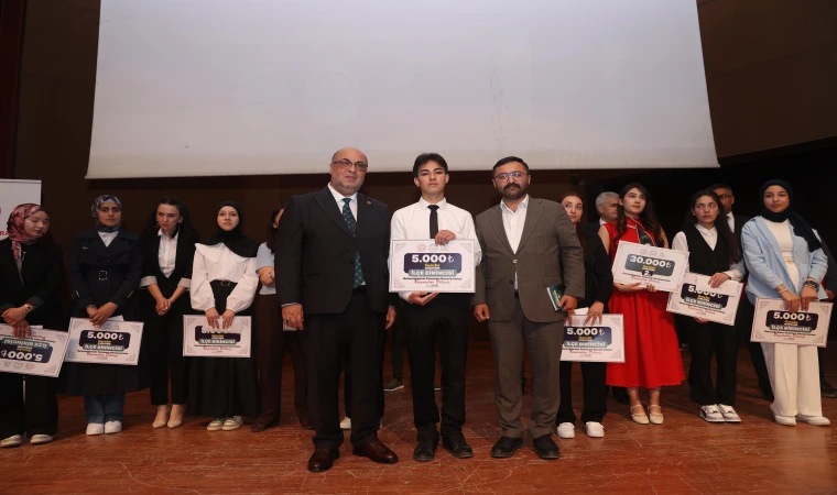 ŞAHBAZ DERNEĞİ’NDEN FİLİSTİN TEMALI KONUŞMA YAPAN ÖĞRENCİYE UMRE HEDİYESİ