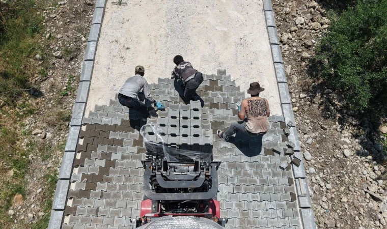 Büyükşehir, Andırın Kırsalında Yol Yatırımlarını Sürdürüyor