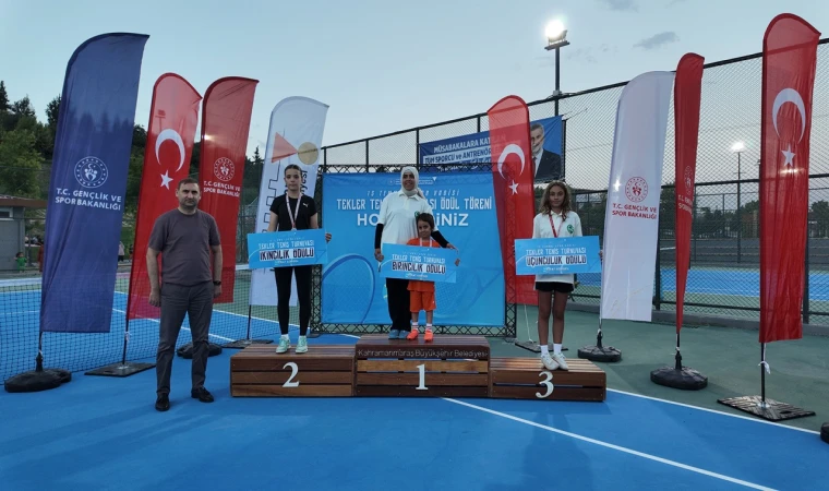 15 Temmuz Spor Vadisi’nde Ödüllü Tenis Turnuvasında Şampiyonlar Belli Oldu