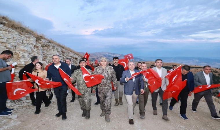 Dünyanın en büyük Türk bayrağında anlamlı 30 Ağustos Bayrağa Saygı Yürüyüşü