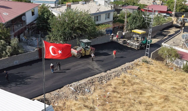 Büyükşehir, Onikişubat Kırsalında Yol Yatırımlarını Artırarak Sürdürüyor