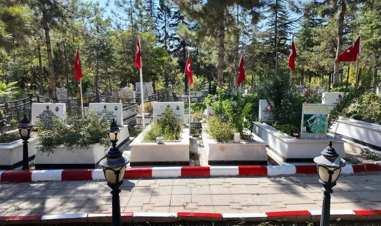 Büyükşehir’den Elbistan Hocazade ve Gariplik Mezarlıklarında Bakım Mesaisi