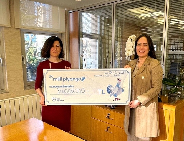 Yılbaşı Çekilişi’nde 30 Milyon TL İkramiye Kazanan Talihli Çekini Teslim Aldı