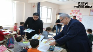 Başkan Yılmazcan’dan Çocuklara Boyama Kitabı