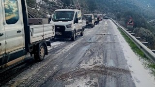 İzmir Büyükşehir Belediyesi Kar Ve Buzlanmayla Mücadele Ediyor