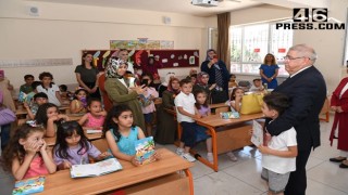 Başkan Mahçiçek, minik öğrencilerin karne heyecanına ortak oldu