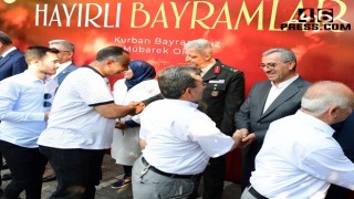 Başkan Güngör Protokol Üyeleri ve Vatandaşlarla Bayramlaştı