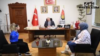 Başkan Mahçiçek başarılı sporcuları ödüllendirmeye devam ediyor
