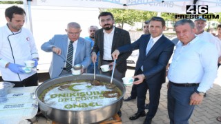 Başkan Mahçiçek, down sendromlu öğrenciler ve ailelerine aşure dağıttı