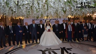 Sular Ve Çiçekçi Ailesinin Mutlu Günü