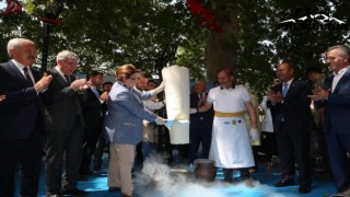 Bakan Yanık Alpedo Maraş Dondurmasını Satırla Kesti