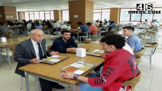Rektör Prof. Dr. Alptekin Yasım, Öğrencilerle Yemekte Bir Araya Geldi