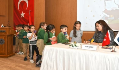 İzmir Karabağlar’da çocuklar, Yıldız Kenter’de yazarlarla buluşuyor