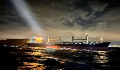 İstanbul açıklarında boş yük gemisi karaya oturdu