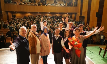 Ölü Ozanlar Derneği Tiyatrosuna Yoğun İlgi