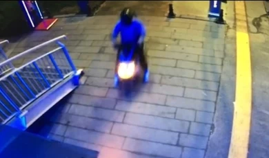 Bu kez de motosiklet ile asansöre çarptılar