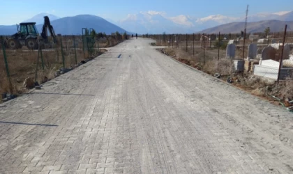 Büyükşehir Afşin’de Mezarlık Yolunu Yeniledi