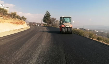 Büyükşehir Büğlek Caddesi’ni Sıcak Asfaltla Yeniliyor