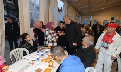 Başkan Okay, İftar Çadırlarını Ziyaret Ederek Vatandaşlarla Hasbihal Etti