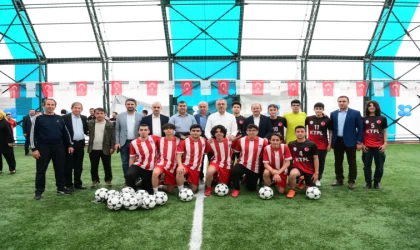 Yeni Halı Saha Gençlerin Hizmetine Sunuldu