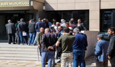 Almak için değil, satmak için kuyruğa girdiler