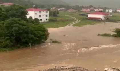 Andırın’da sağanak yağış nedeniyle dereler taştı