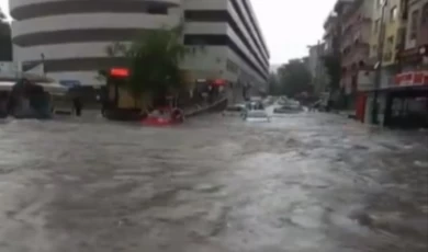 Ankara’yı sel aldı! Araçlar suya gömüldü!
