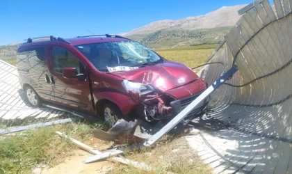 Hafif ticari araç rüzgar kesicisine çarptı: 1 yaralı 