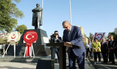 Cumhurbaşkanı Erdoğan, Lefkoşa’daki Atatürk Anıtı‘nı ziyaret etti